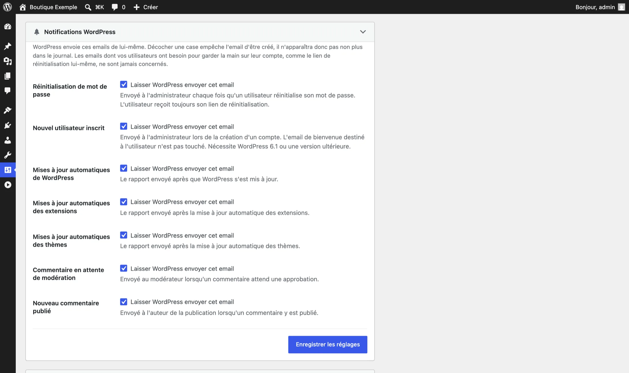 La carte Notifications WordPress : un interrupteur par email automatique, couvrant les notices de réinitialisation de mot de passe et de nouvel utilisateur envoyées à l&rsquo;administrateur, les rapports de mise à jour automatique du cœur, des extensions et des thèmes, et les deux notifications de commentaires.